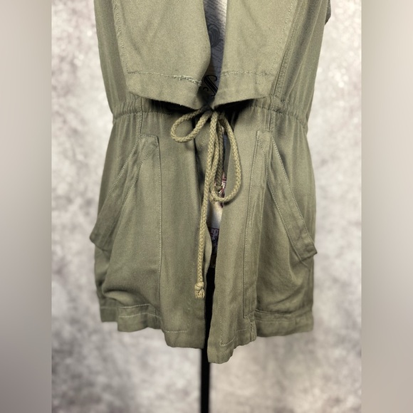 Miami Floral Embroidered Olive Green pocketed Front Tie Closure Vest Size M - Picture 2 of 12